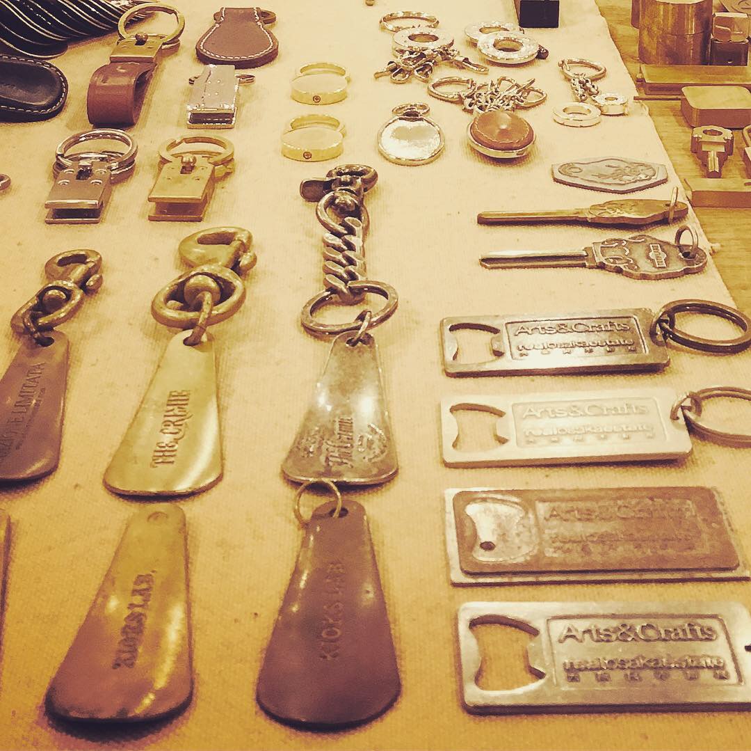 真鍮製の素材にこだわり、オリジナルキーホルダー、プレート、靴べらの