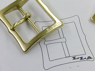 メタルハウスでは、さまざまお客様から、さまざまな用途に向けて、完全オーダーメイドのバックルを作ります。真鍮製などの素材のリクエストから、ブランドロゴ、ロットなどを考慮して、鋳物、プレス、削り出しなど、、お客様のイメージやデザインを形にする、最適な製法にて、オリジナルのバックルを製作していきます。

